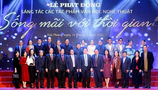 anh-cac-dai-bieu-chup-anh-luu-niem-tai-le-phat-dong..jpg