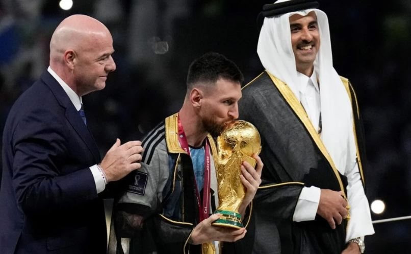 Sự thật đằng sau chiếc áo choàng của Messi tại lễ trao giải World Cup 2022