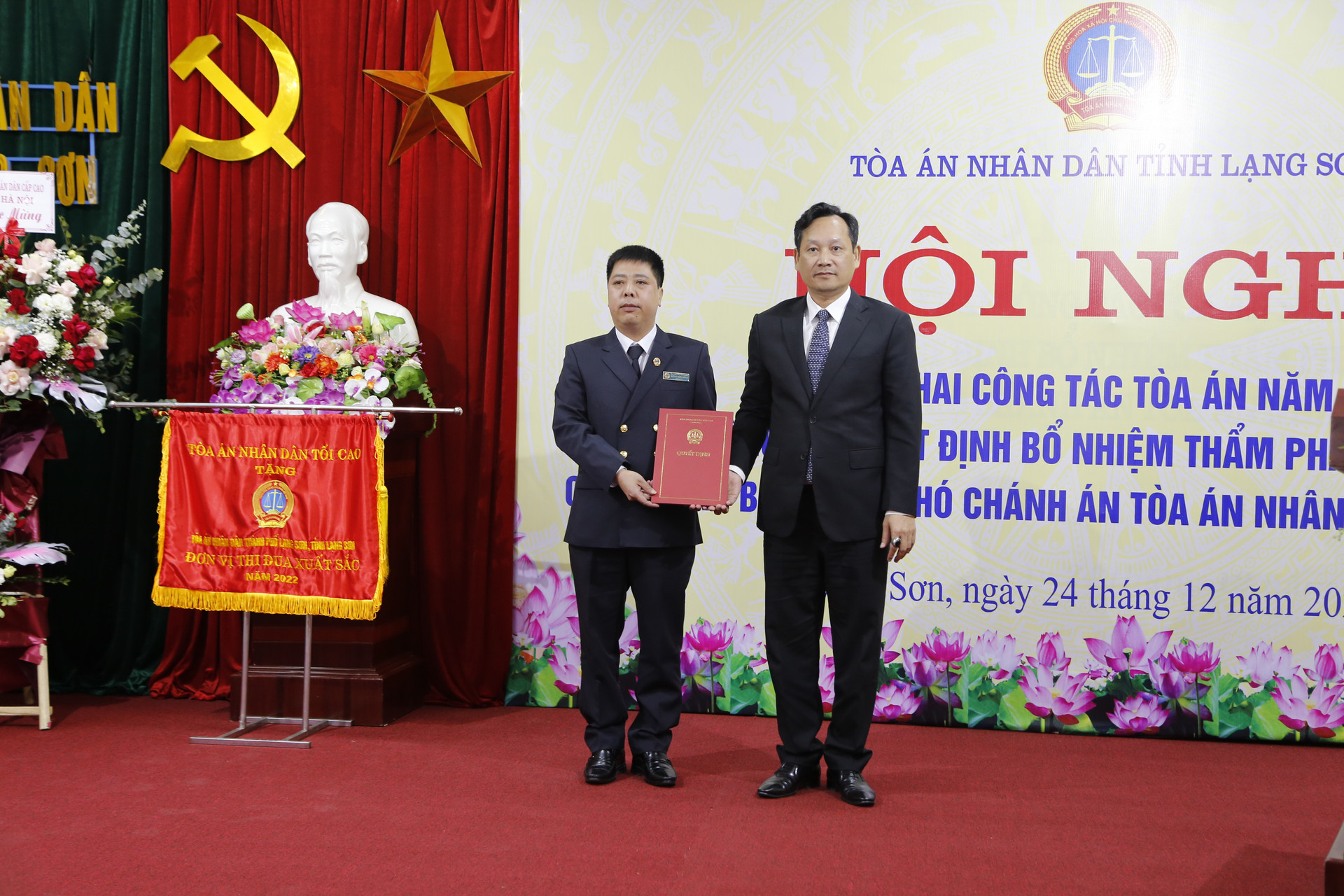 anh-3-sep-tien-trao-quyet-dinh.jpg