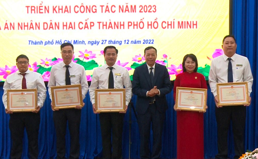 pho-chanh-an-thuong-truc-nguyen-tri-tue-trao-bang-khen-cho-cac-ca-nhan-tap-the-dat-thanh-tich-xuat-sac.jpg