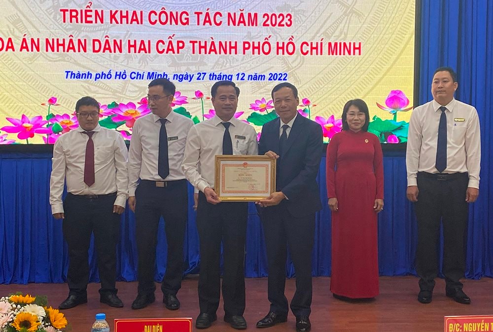 pho-chanh-thuong-truc-tandtc-nguyen-tri-tue-trao-bang-khen-cho-chanh-an-tand-tp.hcm-le-thanh-phong.jpg