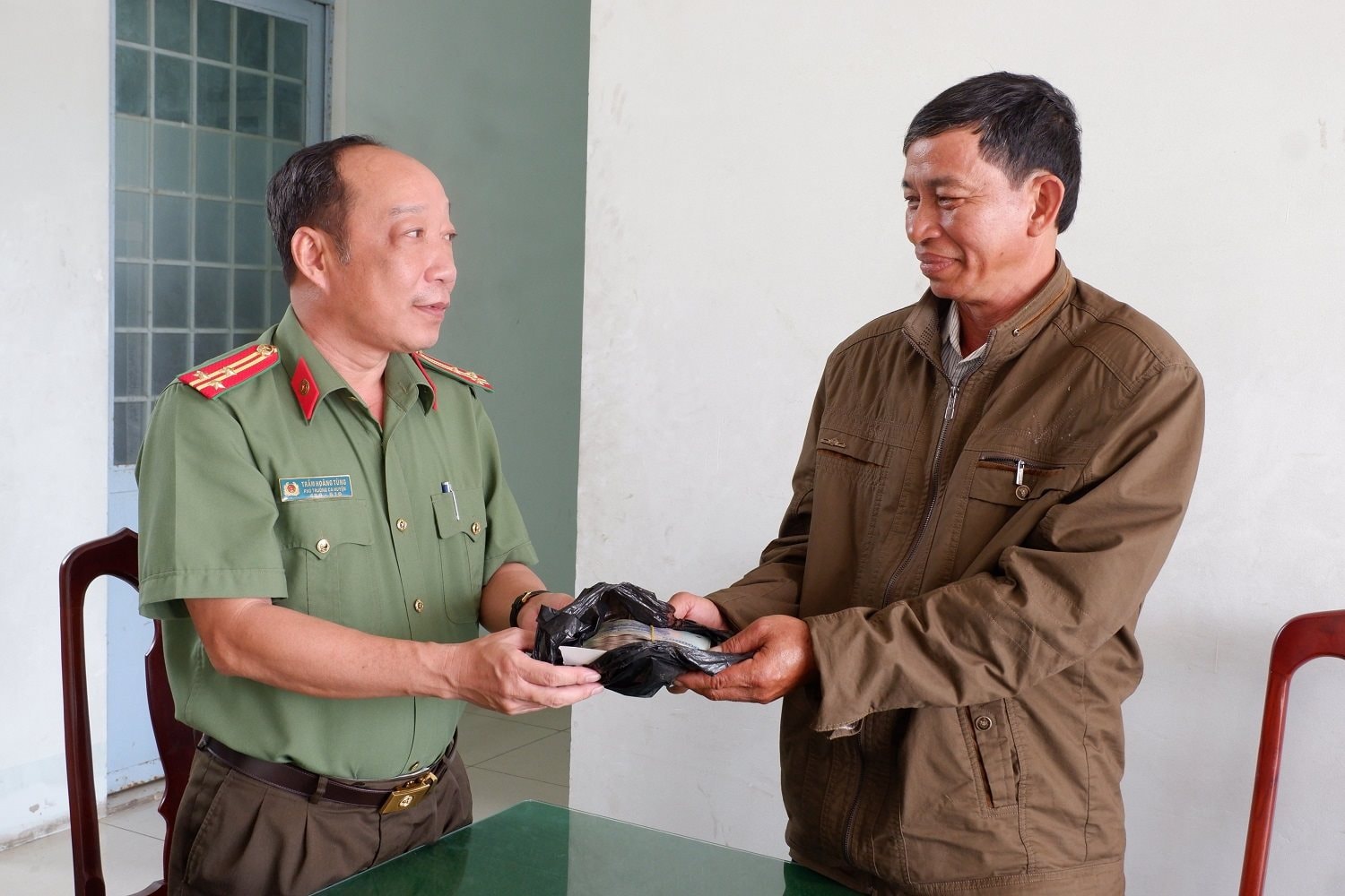 thuong-ta-tram-hoang-tung-pho-truong-cong-an-huyen-u-minh-thuong-tiep-nhan-so-tien-do-ong-le-van-tong-nhat-duoc-de-tra-lai-nguoi-danh-roi.(1).jpg