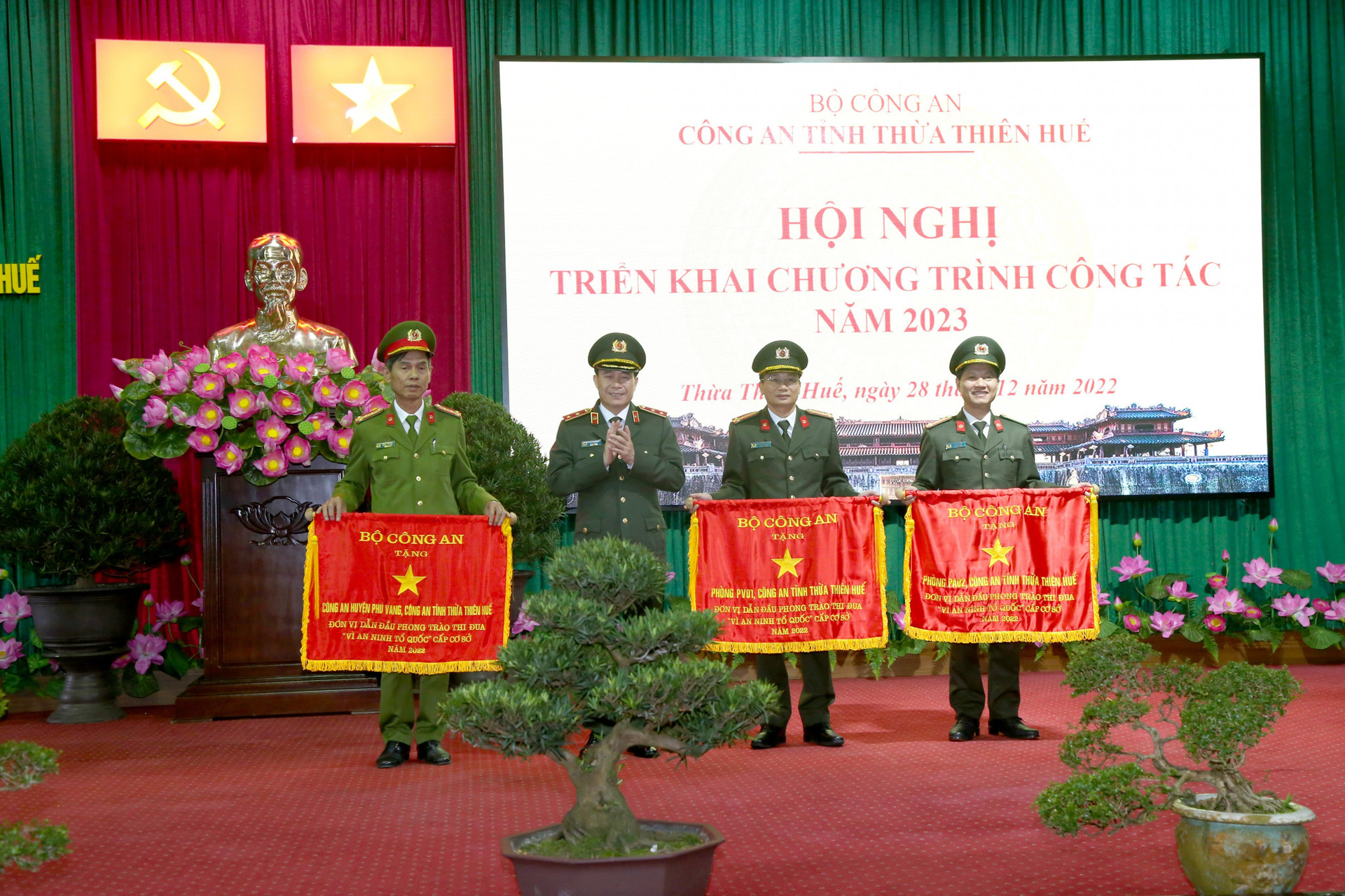 Công an tỉnh Thừa Thiên Huế vinh dự được tặng cờ đơn vị dẫn đầu phong trào thi đua vì An ninh Tổ quốc