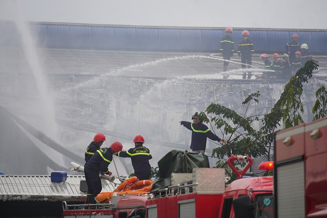 Đà Nẵng: Công ty nhựa bên trong Khu công nghiệp bốc cháy dữ dội