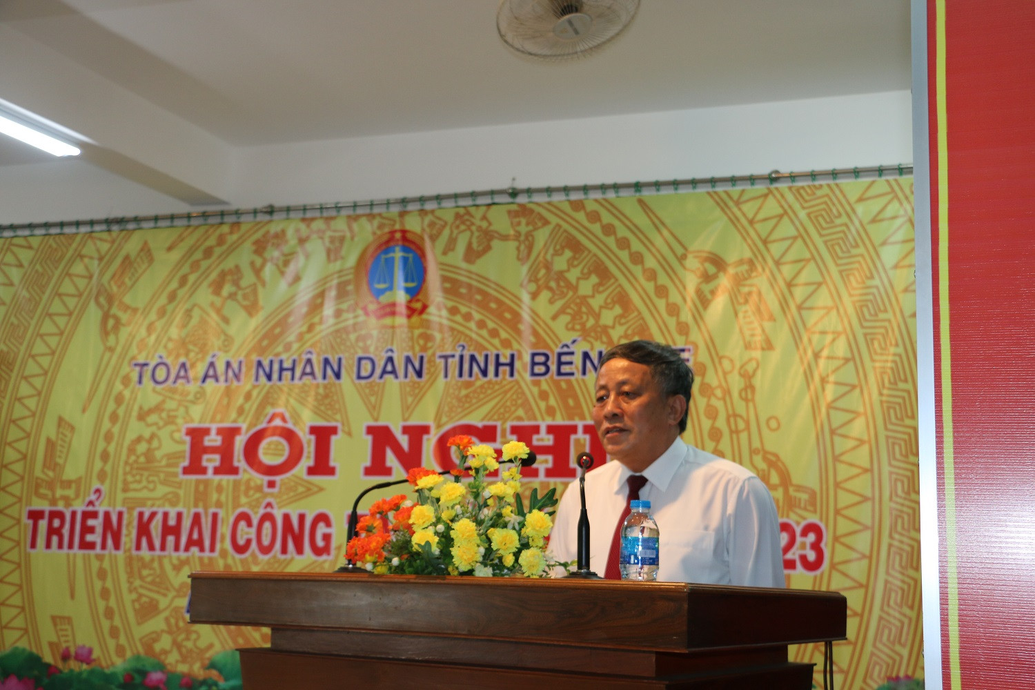 Thẩm phán TANDTC Nguyễn Văn Thuân phát biểu chỉ đạo hội nghị