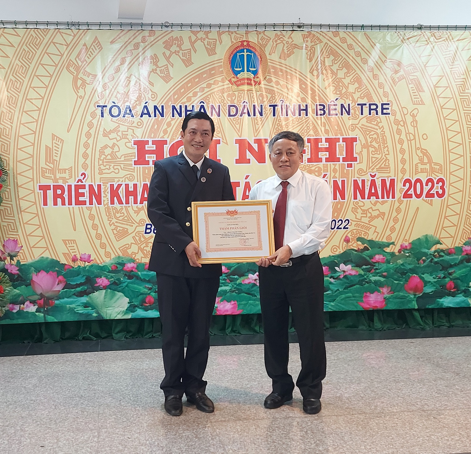 Thẩm phán TANDTC Nguyễn Văn Thuân trao danh hiệu thẩm phán giỏi