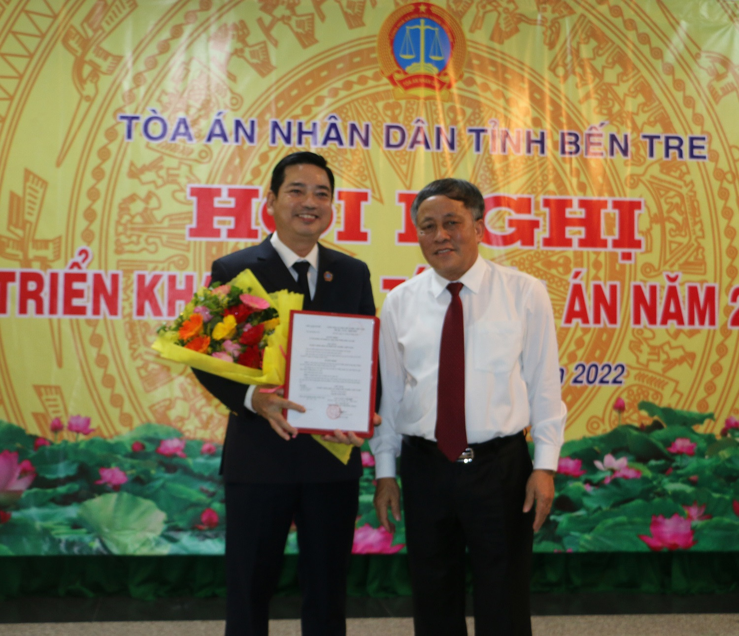Thẩm phán TANDTC Nguyễn Văn Thuân trao quyết định bổ nhiệm thẩm phán cao cấp