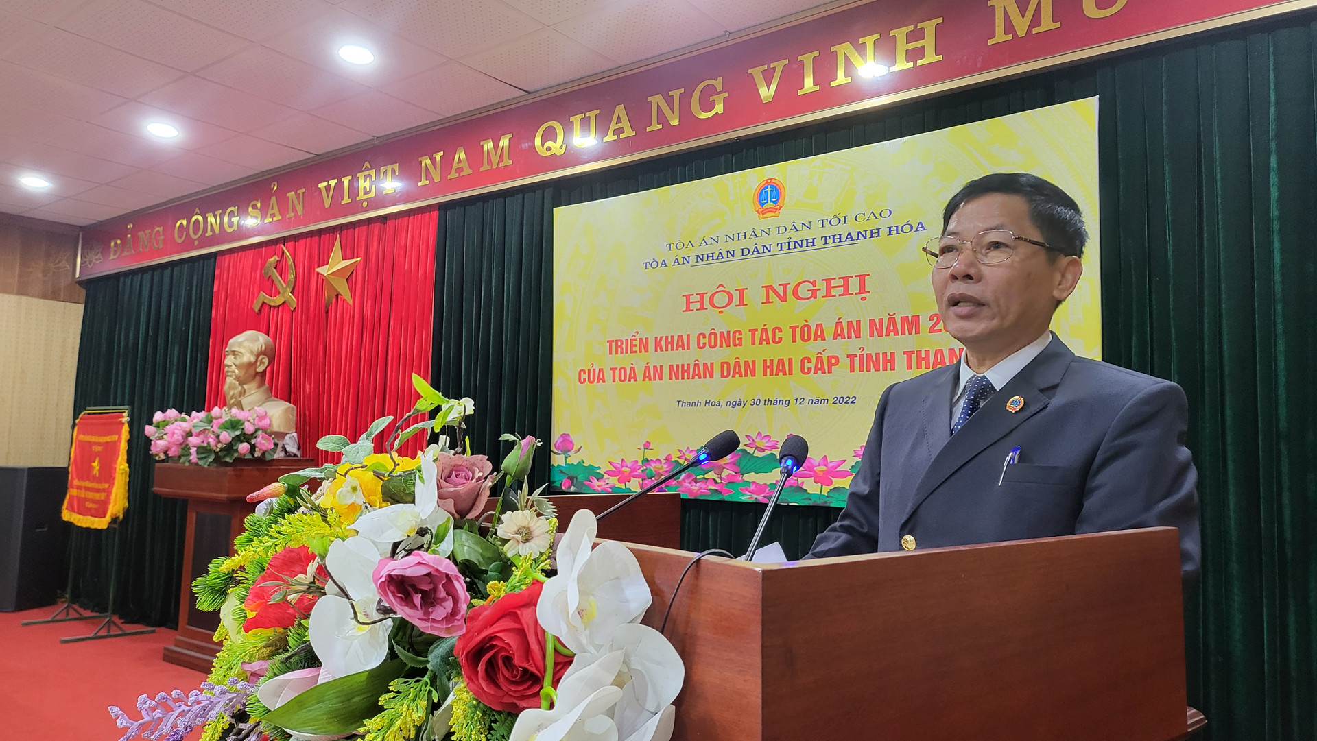 Đồng chi Hà Huy Hùng, Phó Chánh án TAND tỉnh Thanh Hóa trình bày báo cáo tại Hội nghị