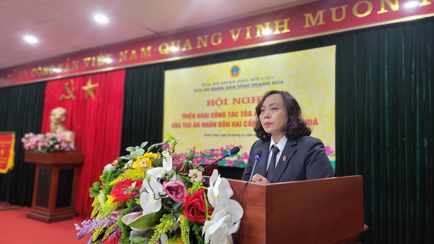 Đồng chí Nguyễn Thị Nga, Chánh án TAND tỉnh Thanh Hóa phát biểu tại Hội Nghị
