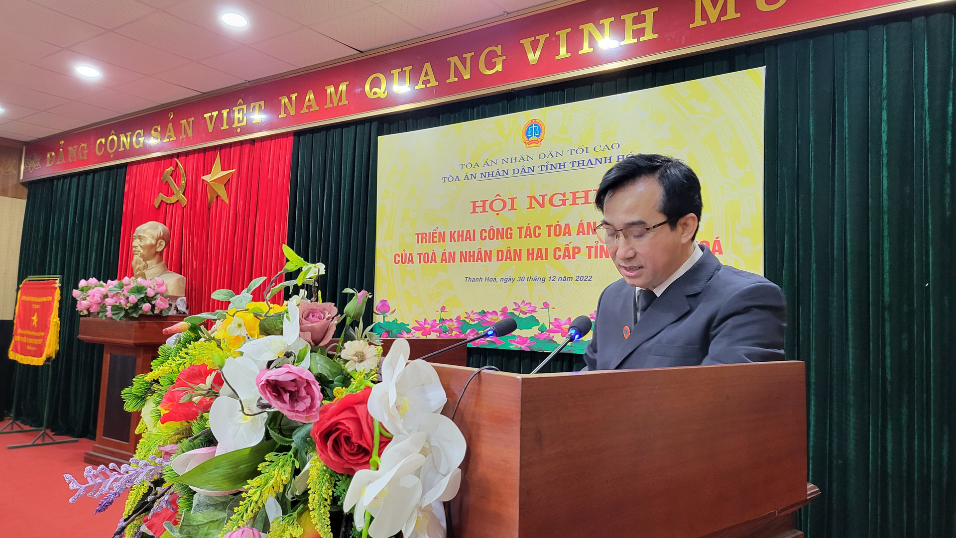 Đồng chí Nguyễn Xuân Huy, Chánh án TAND thành phố Thanh Hóa trình bày Tham luận tại Hội Nghị