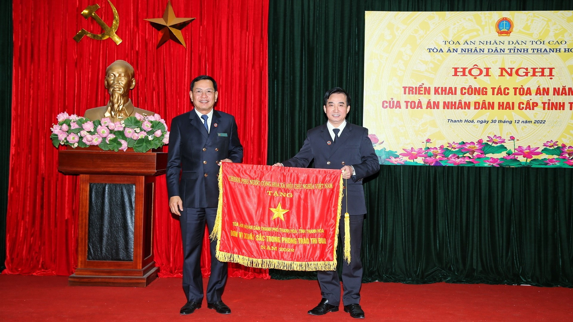 Đồng chí Nguyễn Văn Du, Ủy viên Ban cán sự đảng, Phó Chánh án TANDTC trao tặng cờ thi đua Chính phủ cho TAND thành phố Thanh Hóa