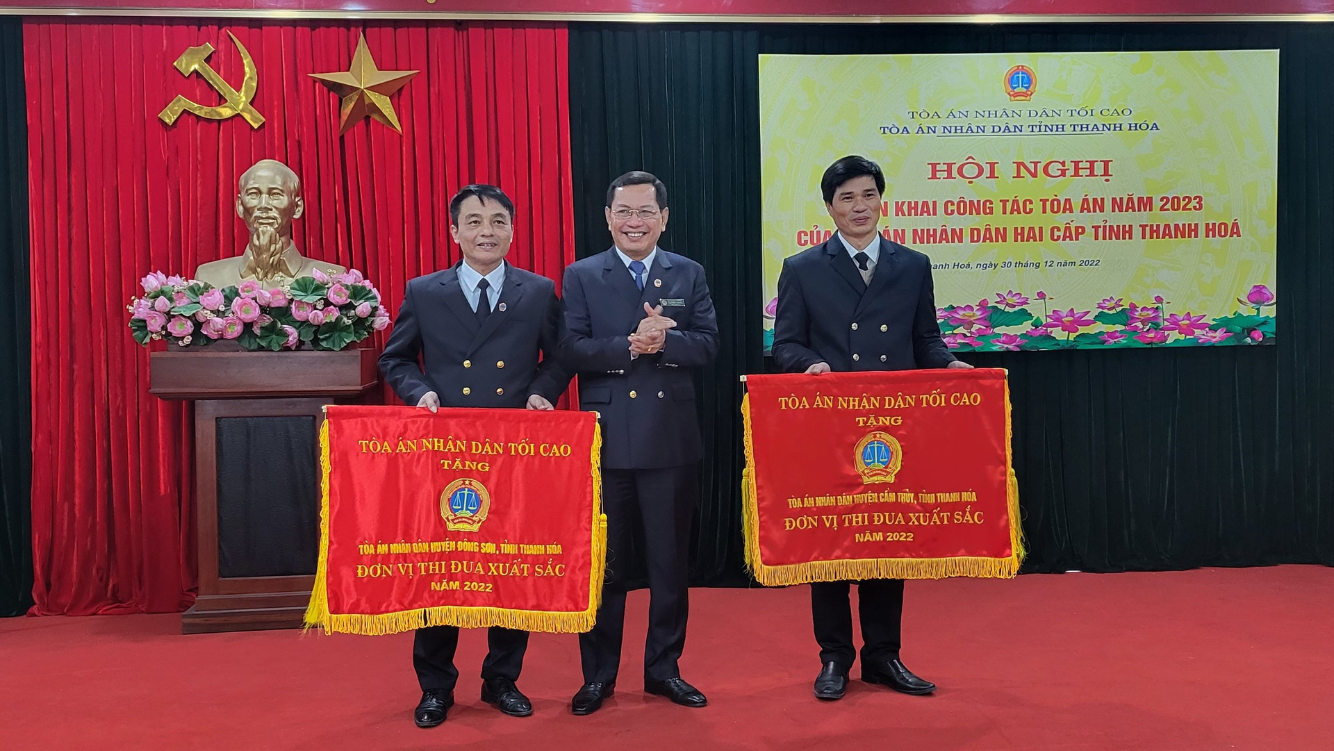 Đồng chí Nguyễn Văn Du, Ủy viên Ban cán sự đảng, Phó Chánh án TANDTC trao cờ thi đua của TANDTC cho TAND huyện Đông Sơn và TAND huyện Cẩm Thủy