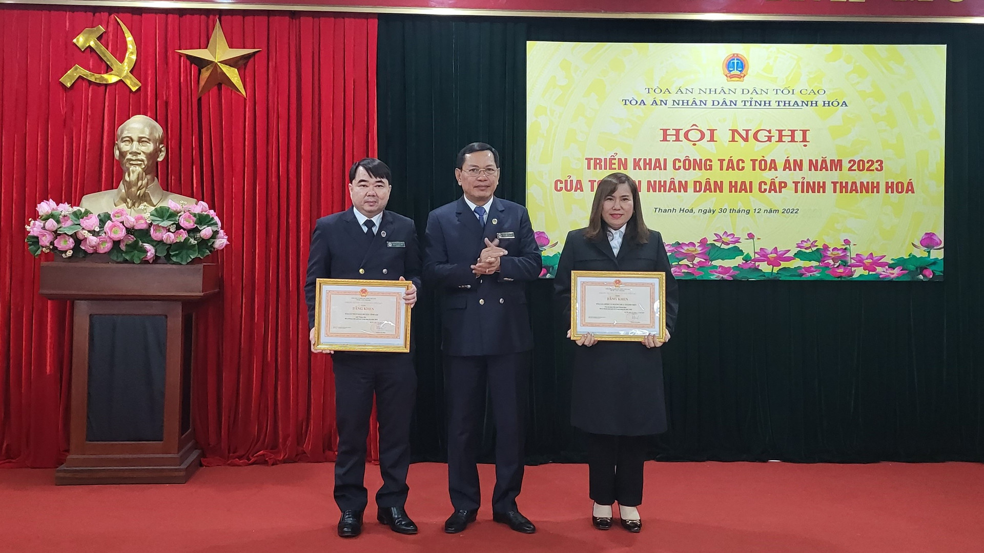 Đồng chí Nguyễn Văn Du, Ủy viên Ban cán sự đảng, Phó Chánh án TANDTC trao trao tặng Bằng khen của TANDTC cho các đơn vị TAND huyện Vĩnh Lộc và Tòa chuyên trách về gia đình và người chưa thành niên
