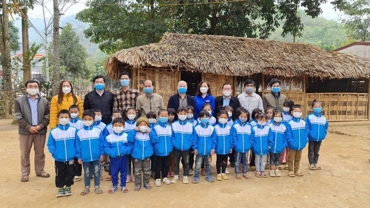 Trao áo ấm cho học sinh Trường Tiểu học Yên Khương