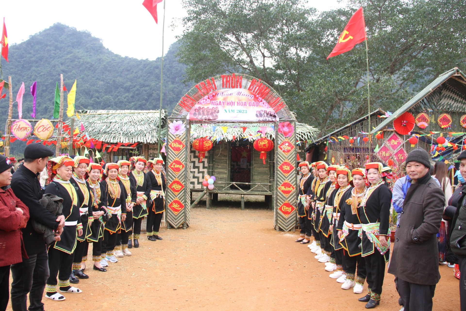 Rực rỡ sắc màu văn hóa trong Lễ hội hoa đào huyện Bắc Sơn