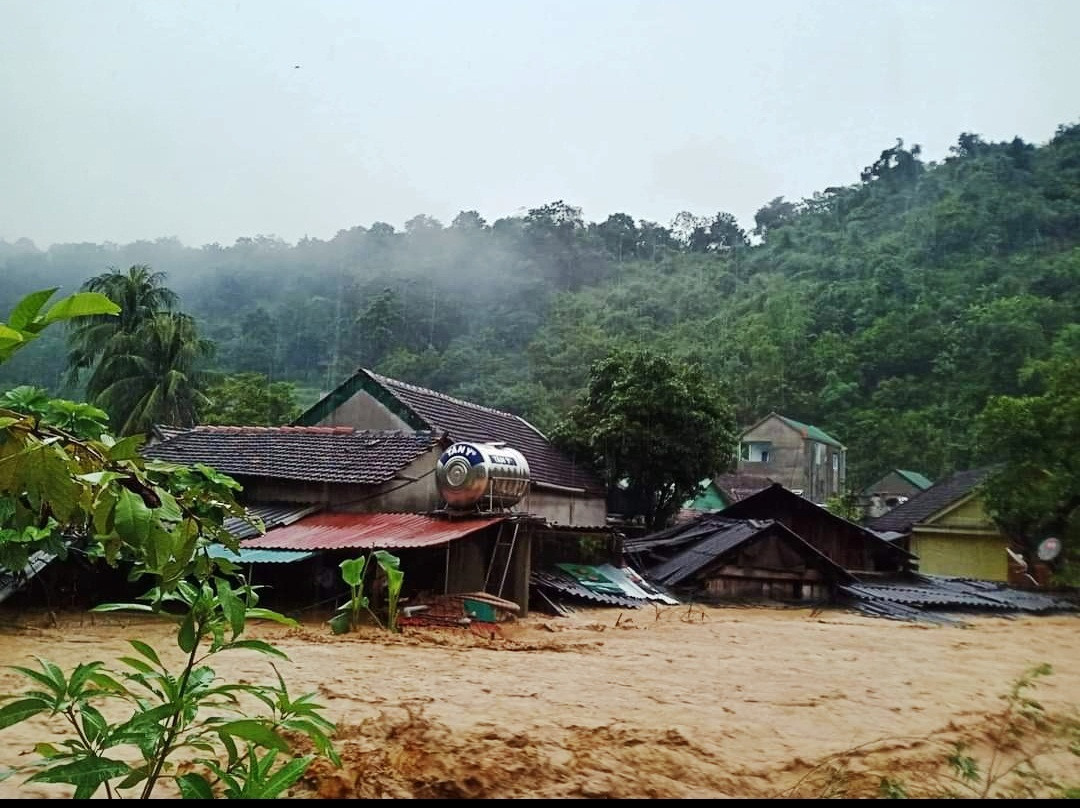 Lũ quét kinh hoàng xảy ra với người dân huyện miền núi Kỳ Sơn