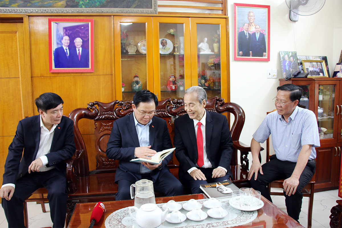 Chủ tịch Quốc hội Vương Đình Huệ tưởng nhớ, tri ân cố Chủ tịch Quốc hội Nguyễn Hữu Thọ