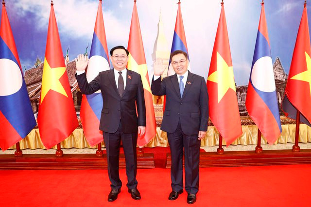 Chủ tịch Quốc hội Vương Đình Huệ và Chủ tịch Quốc hội Lào Saysomphone Phomvihane  Ảnh: TTXVN