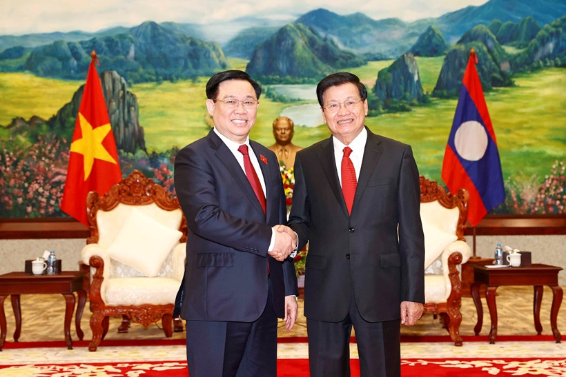 Chủ tịch Quốc hội Vương Đình Huệ và Tổng Bí thư, Chủ tịch nước Lào  Thongloun Sisouluth  Ảnh: Doãn Tấn