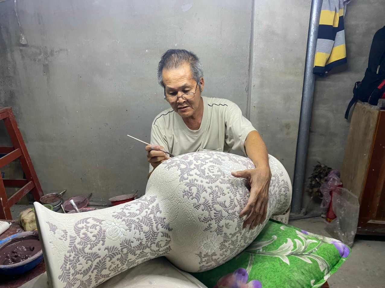 Những nghệ nhân của xưởng gốm Thủ Biên đang chăm chú làm hàng cho dịp Tết Quý Mão 2023