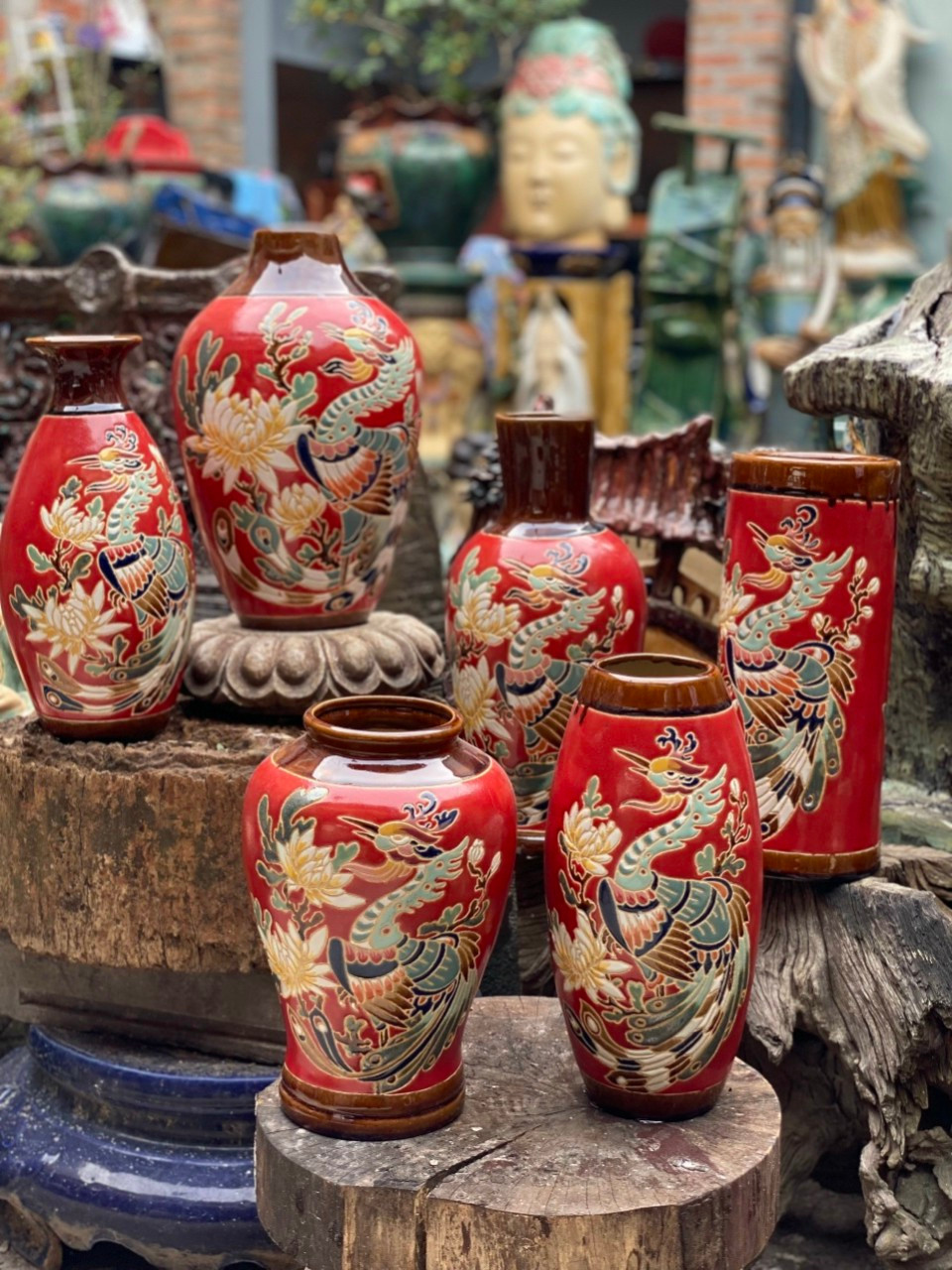 Bộ sưu tập gốm mỹ nghệ Tết 2023 của xưởng gốm Hiến Nam với họa tiết long phụng cổ truyền và men màu rực rỡ. 