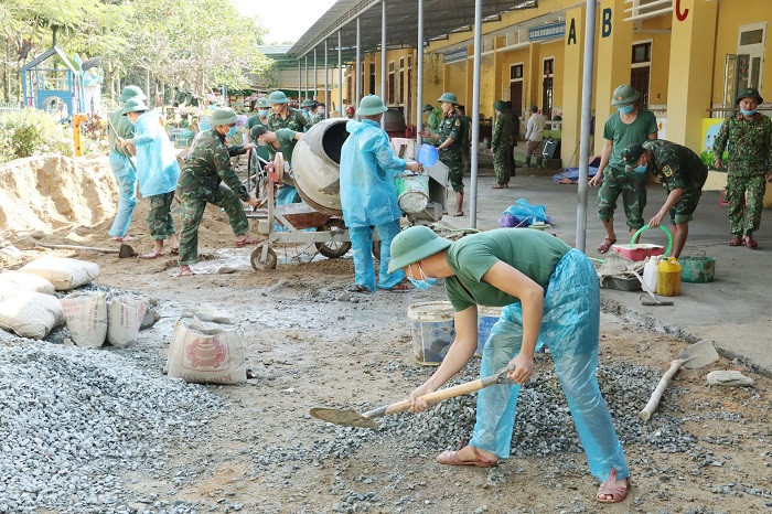 Bộ đội giúp dân đắp đập, làm đường bê tông ở xã vùng cao 
