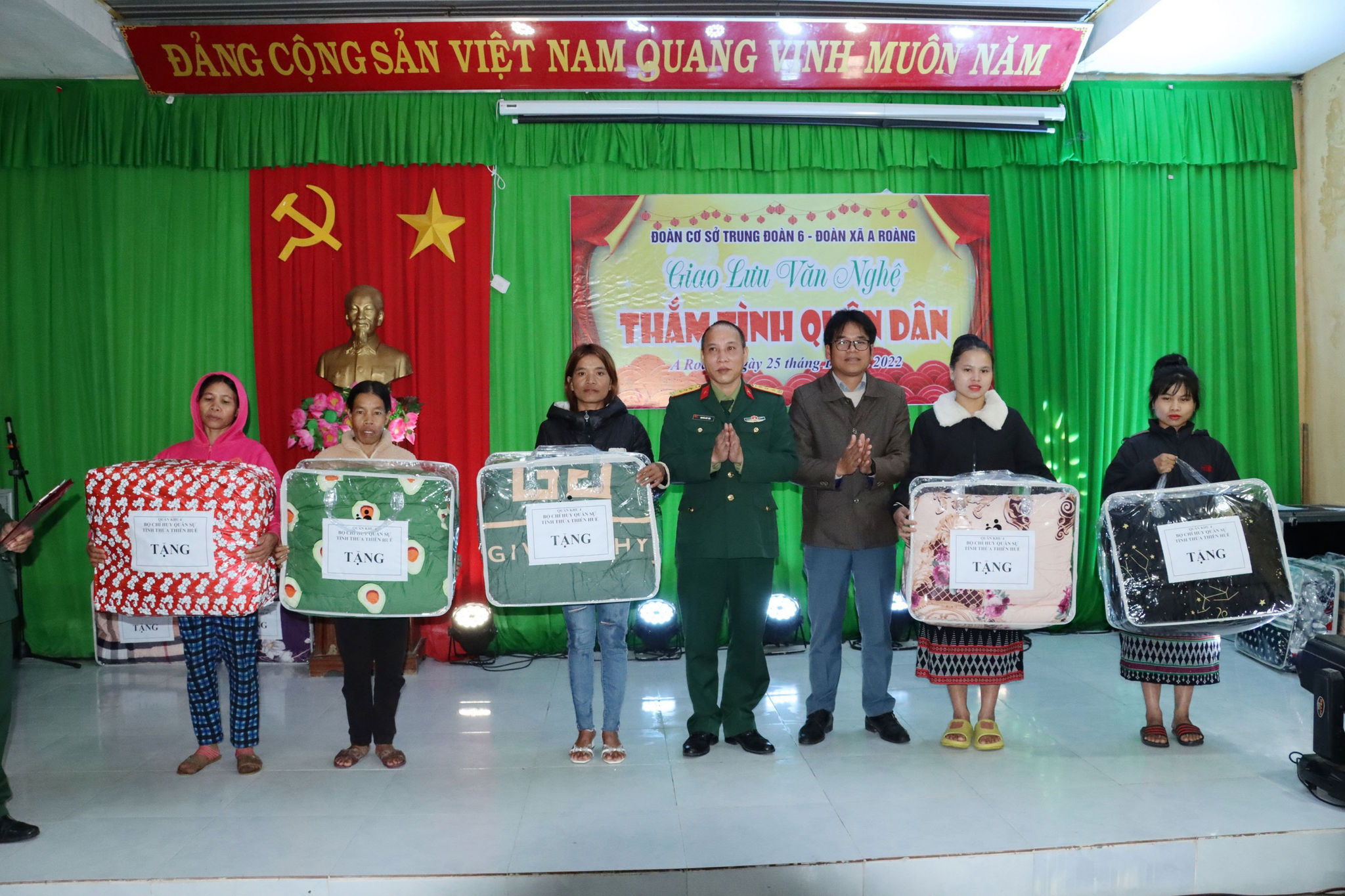 Tặng quà cho các gia đình chính sách, gia đình có công với cách mạng, gia đình có hoàn cảnh khó khăn
