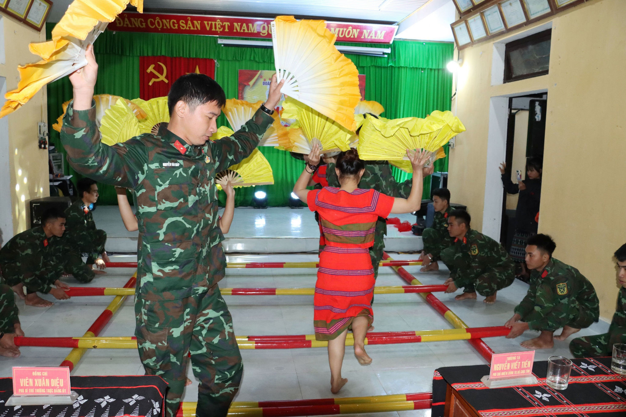 Các tiết mục hát múa do Bộ đội và đoàn viên thanh niên địa phương biểu diễn