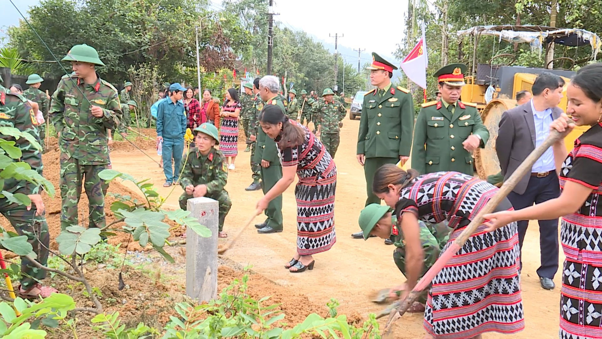 Bộ đội cùng dân làng vệ sinh đường làng, ngõ xóm