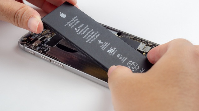 Apple tăng chi phí thay pin từ tháng 3/2023