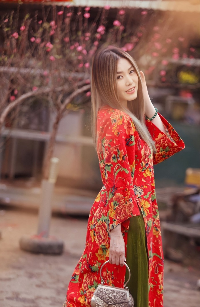 Người đẹp không tuổi Văn Minh Phương rực rỡ áo dài đón xuân