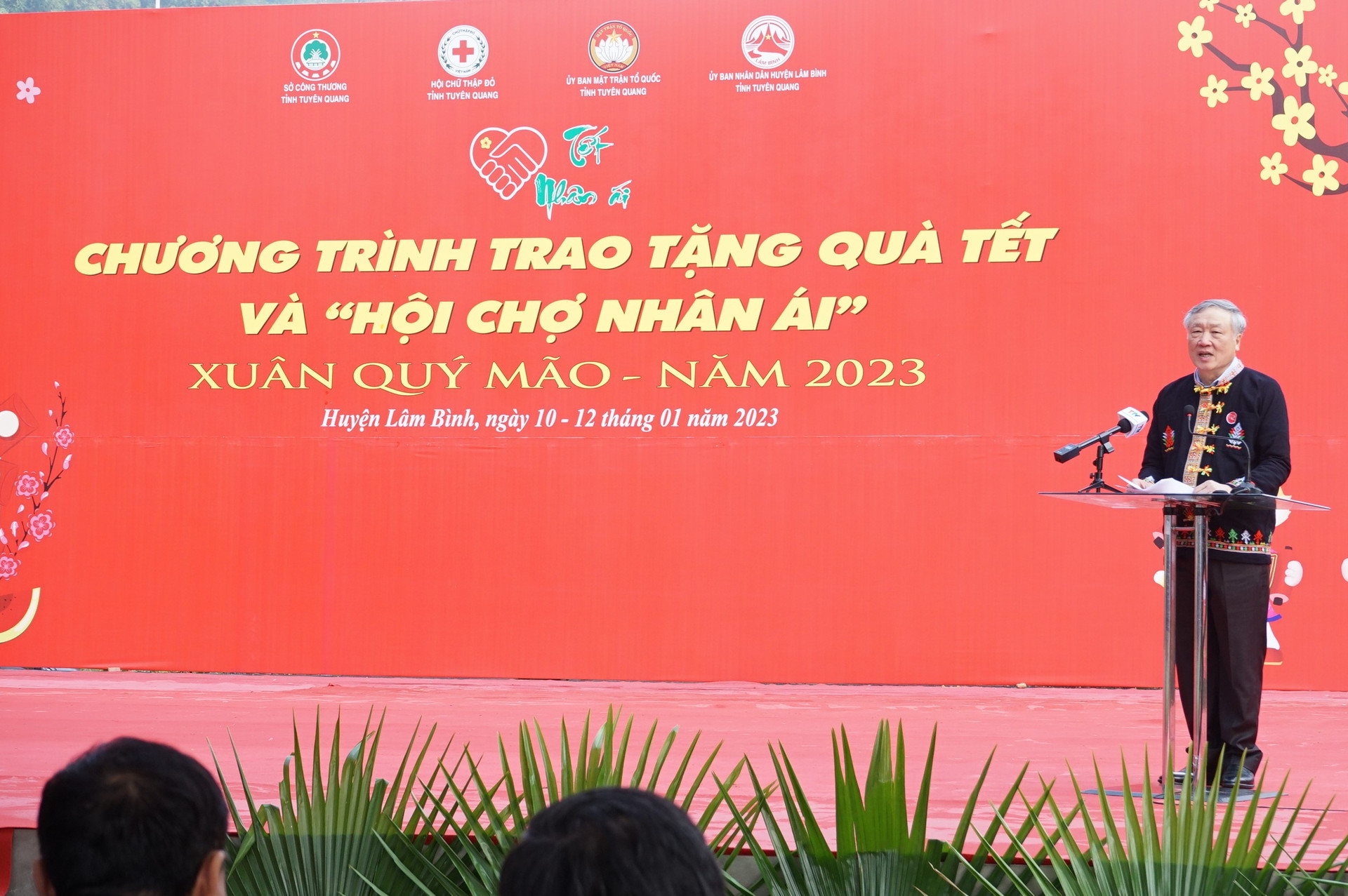 Ủy viên Bộ Chính trị, Chánh án TANDTC Nguyễn Hoà Bình tặng quà Tết huyện vùng cao Lâm Bình, Tuyên Quang