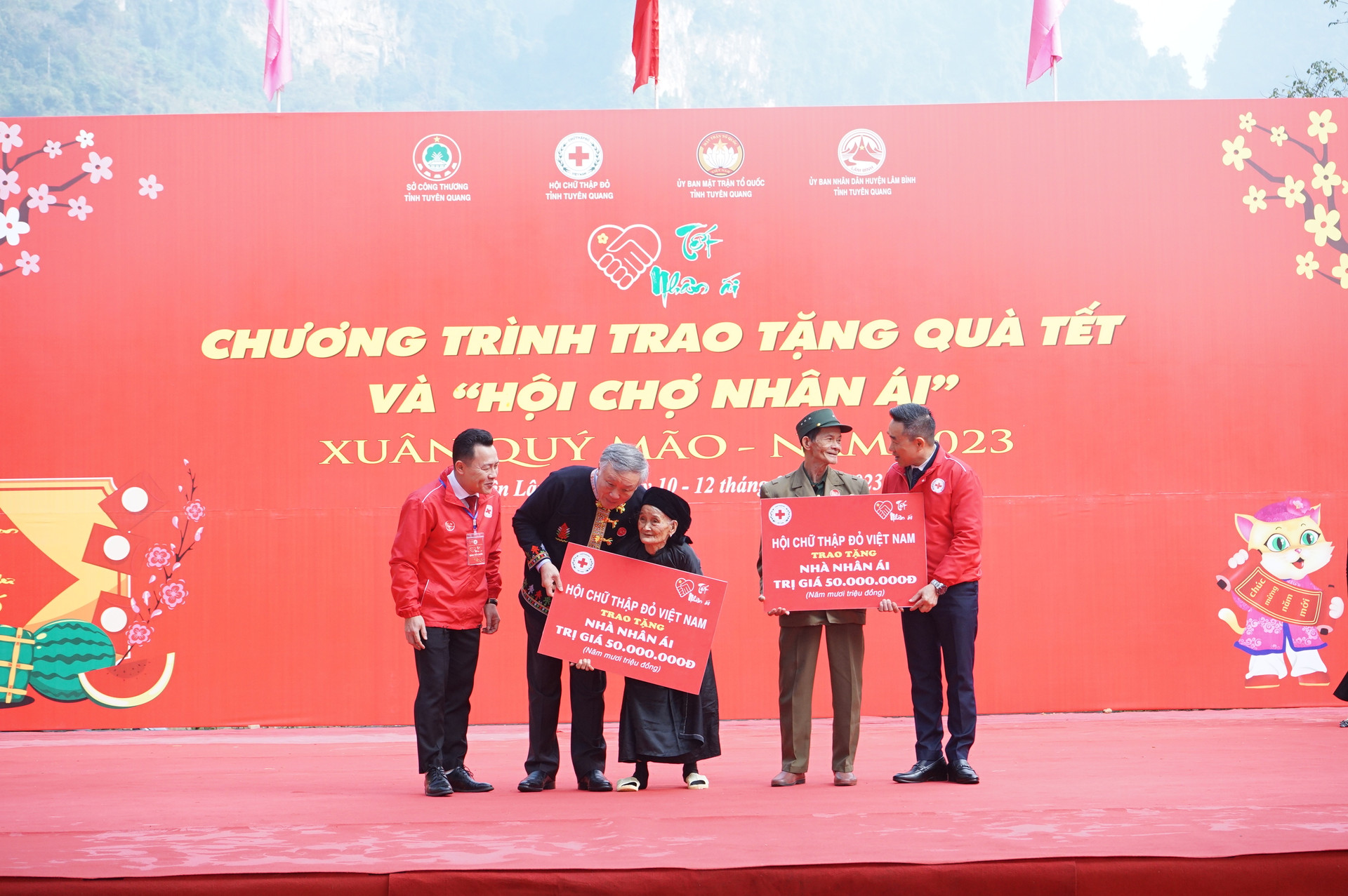 Ủy viên Bộ Chính trị, Chánh án TANDTC Nguyễn Hoà Bình tặng quà Tết huyện vùng cao Lâm Bình, Tuyên Quang