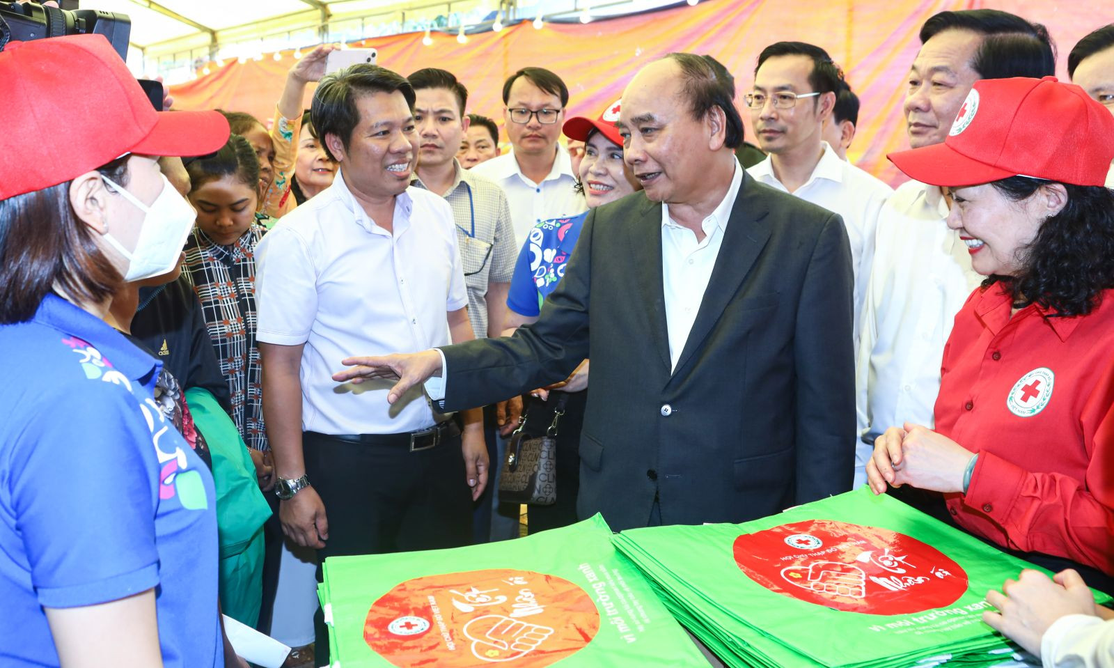 Chủ tịch nước trao quà Tết cho gia đình chính sách, hộ nghèo tại Kiên Giang