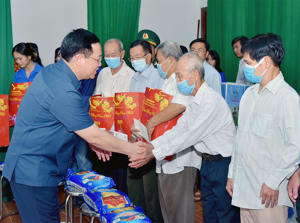 Chủ tịch Quốc hội Vương Đình Huệ thăm, chúc Tết tại tỉnh An Giang
