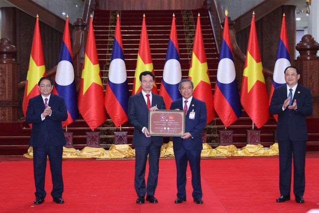 Hai Thủ tướng Việt Nam-Lào hội đàm, chứng kiến lễ ký kết 10 văn kiện hợp tác