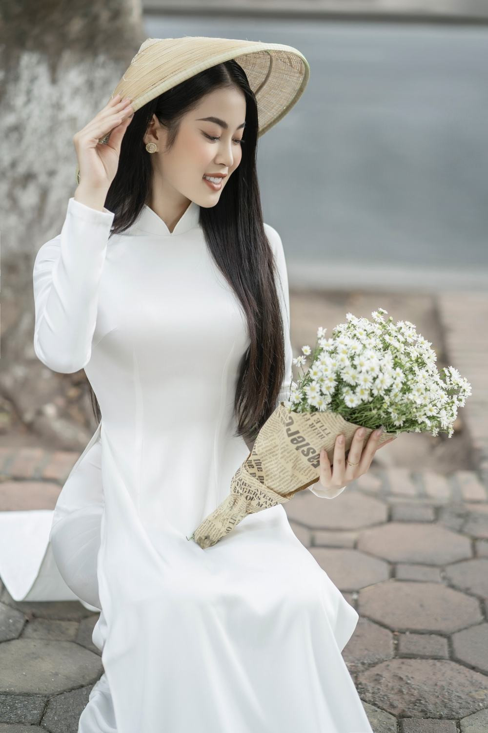 Á hậu Thu Hằng khi nền nã, lúc quyến rũ khi diện áo dài Nguyễn Minh Long