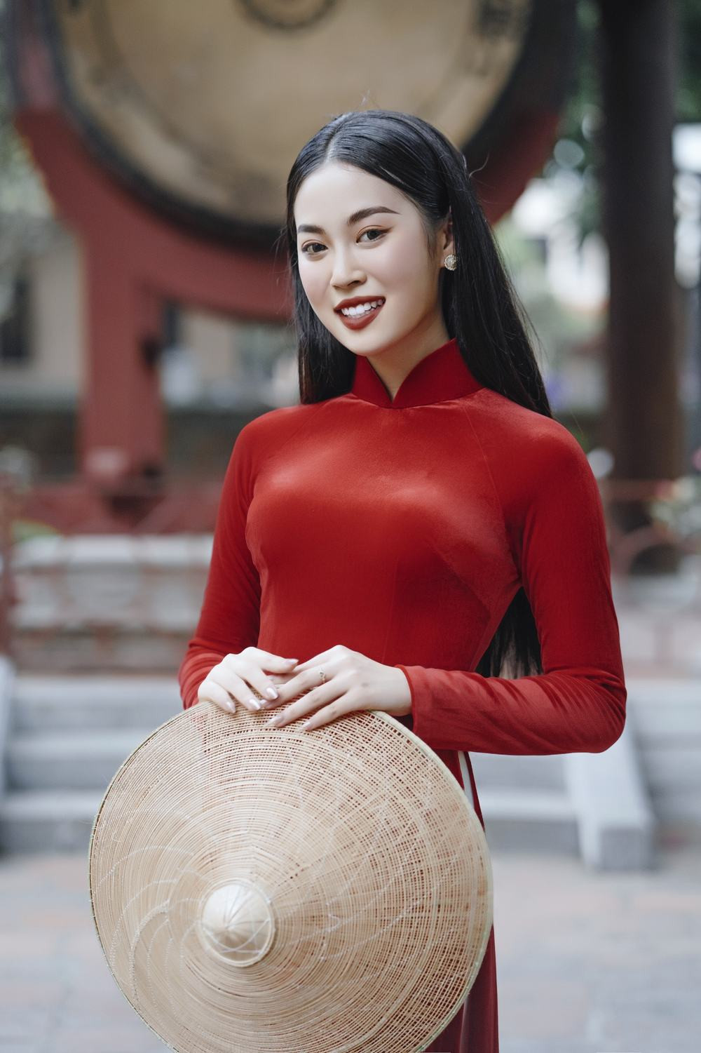 Á hậu Thu Hằng khi nền nã, lúc quyến rũ khi diện áo dài Nguyễn Minh Long