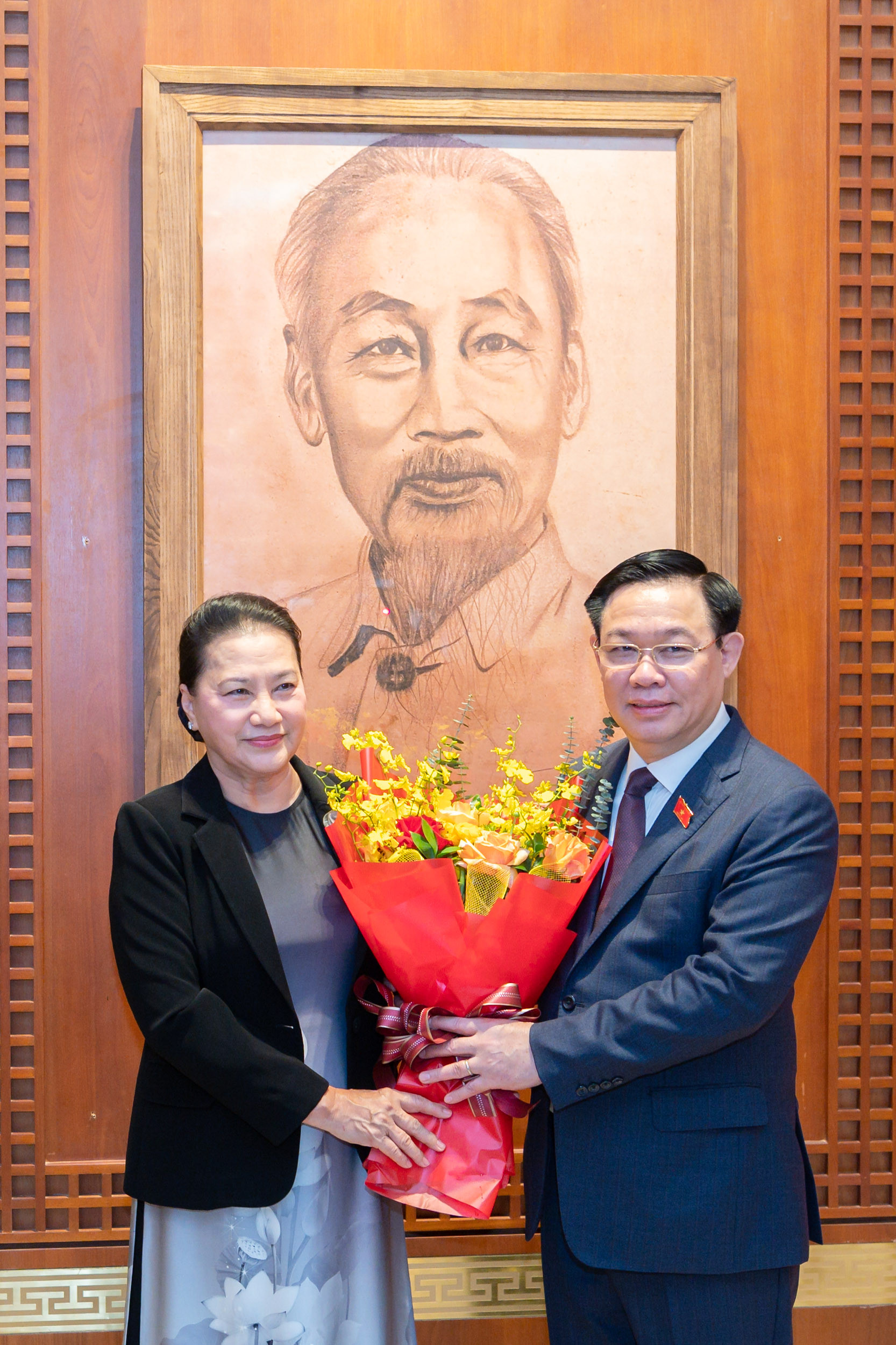 Chủ tịch Quốc hội Vương Đình Huệ tiếp nhận bức chân dung Chủ tịch Hồ Chí Minh do bà Nguyễn Thị Kim Ngân vẽ