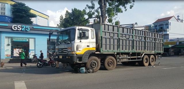 Xe tải va chạm với xe máy điện, 3 học sinh thương vong