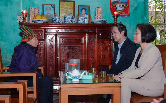 Bộ trưởng Nguyễn Kim Sơn thăm hỏi giáo viên khó khăn 