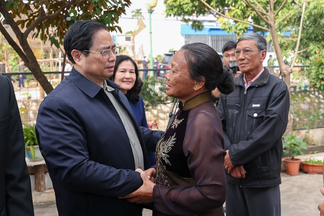 Thủ tướng Phạm Minh Chính chúc Tết công nhân lao động, gia đình liệt sĩ tại Nam Định