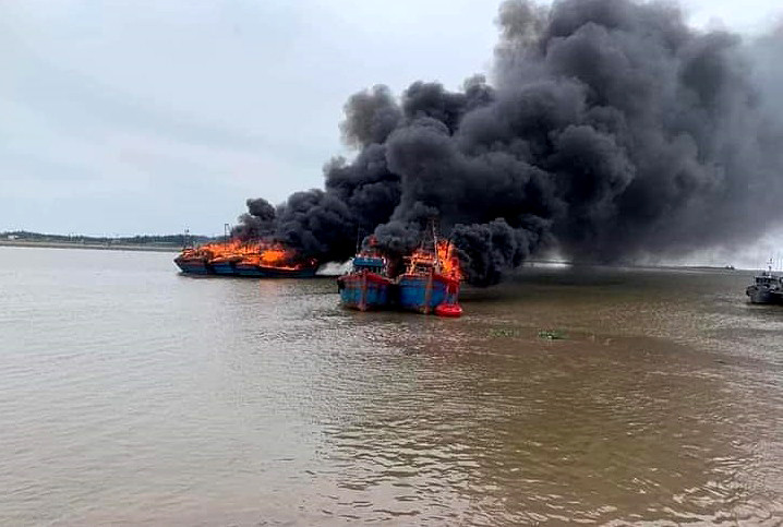 6 tàu cá cháy nghi ngút khi đang neo đậu nghỉ Tết ở Nam Định
