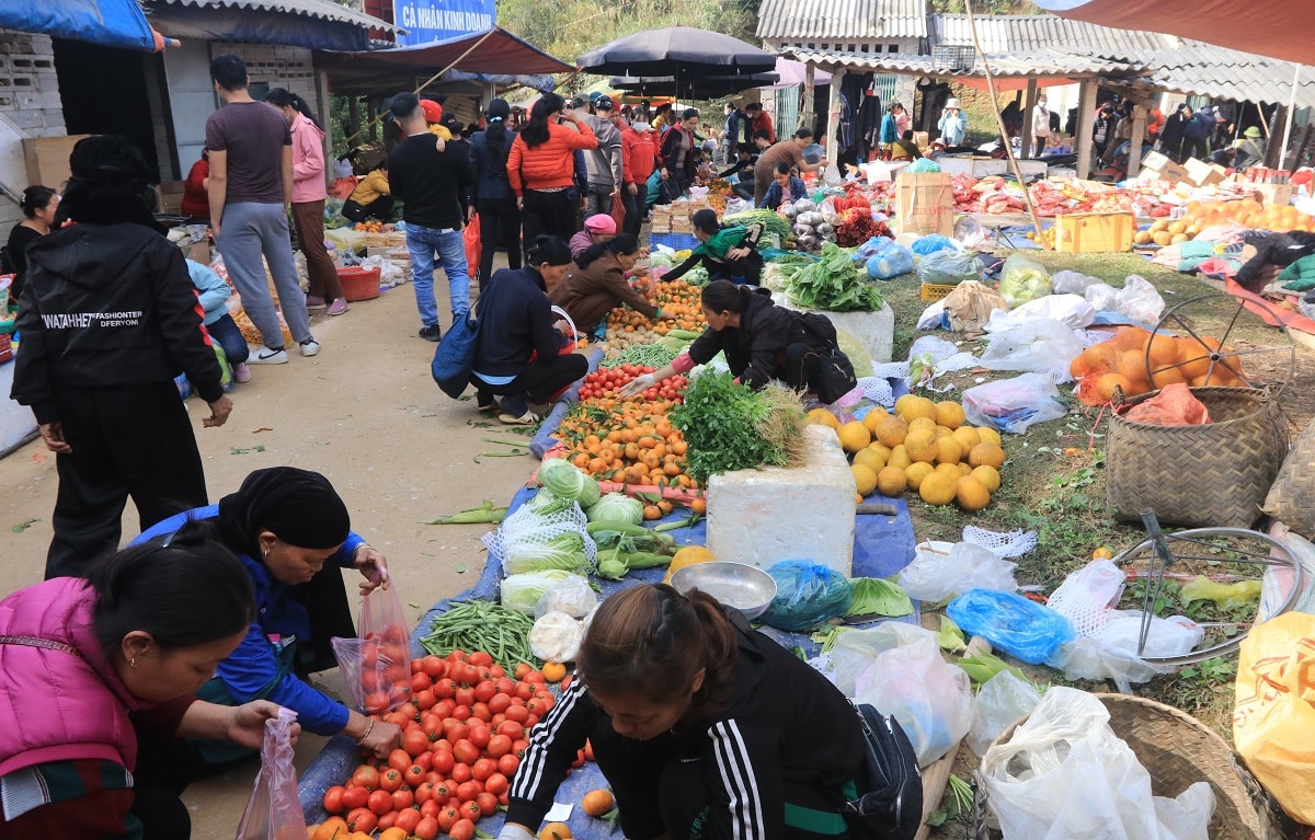 Bản sắc chợ phiên Hội Hoan ngày cận Tết