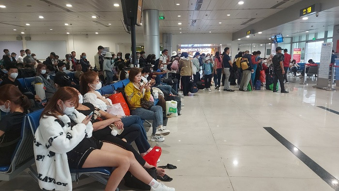 Sân bay Tân Sơn Nhất đông đúc ngày cận tết