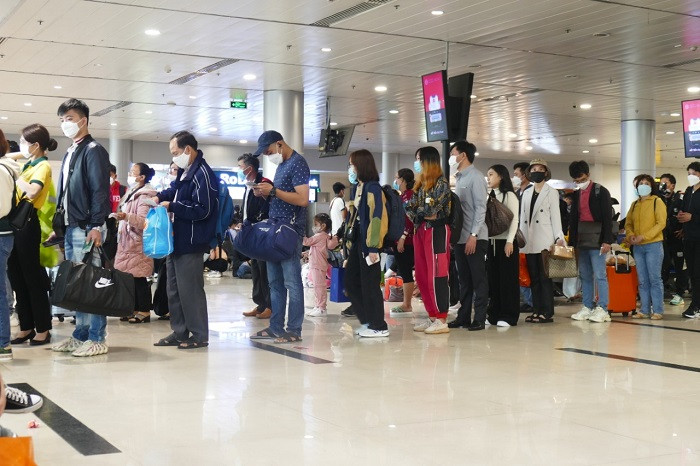 Sân bay Tân Sơn Nhất đông đúc ngày cận tết