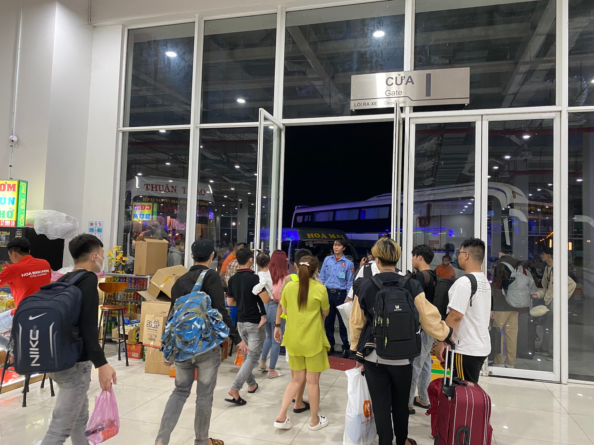 TPHCM: Bến xe, nhà ga tấp nập người về quê đón Tết