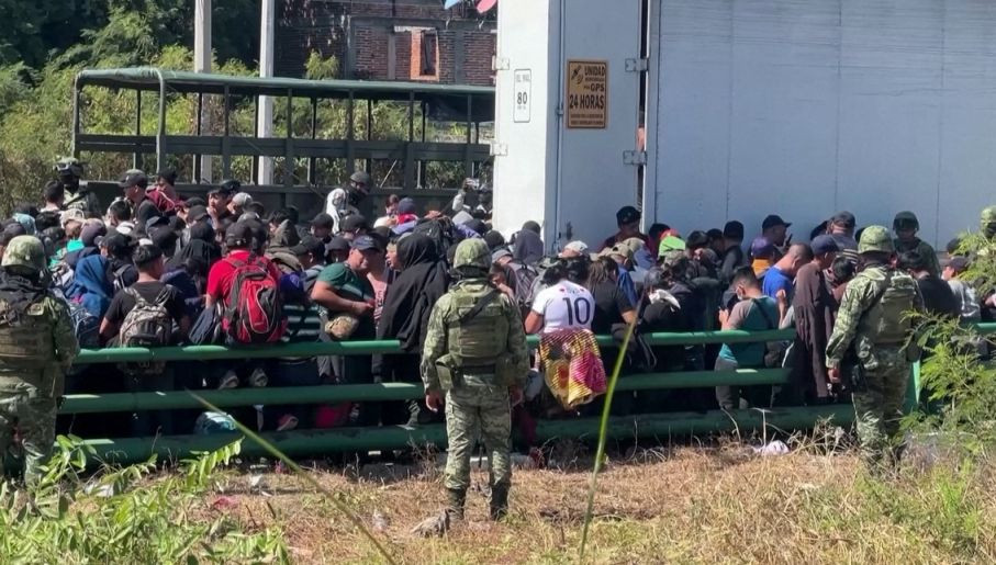 Đặc vụ Mexico phát hiện 269 người di cư trốn trong thùng xe đầu kéo