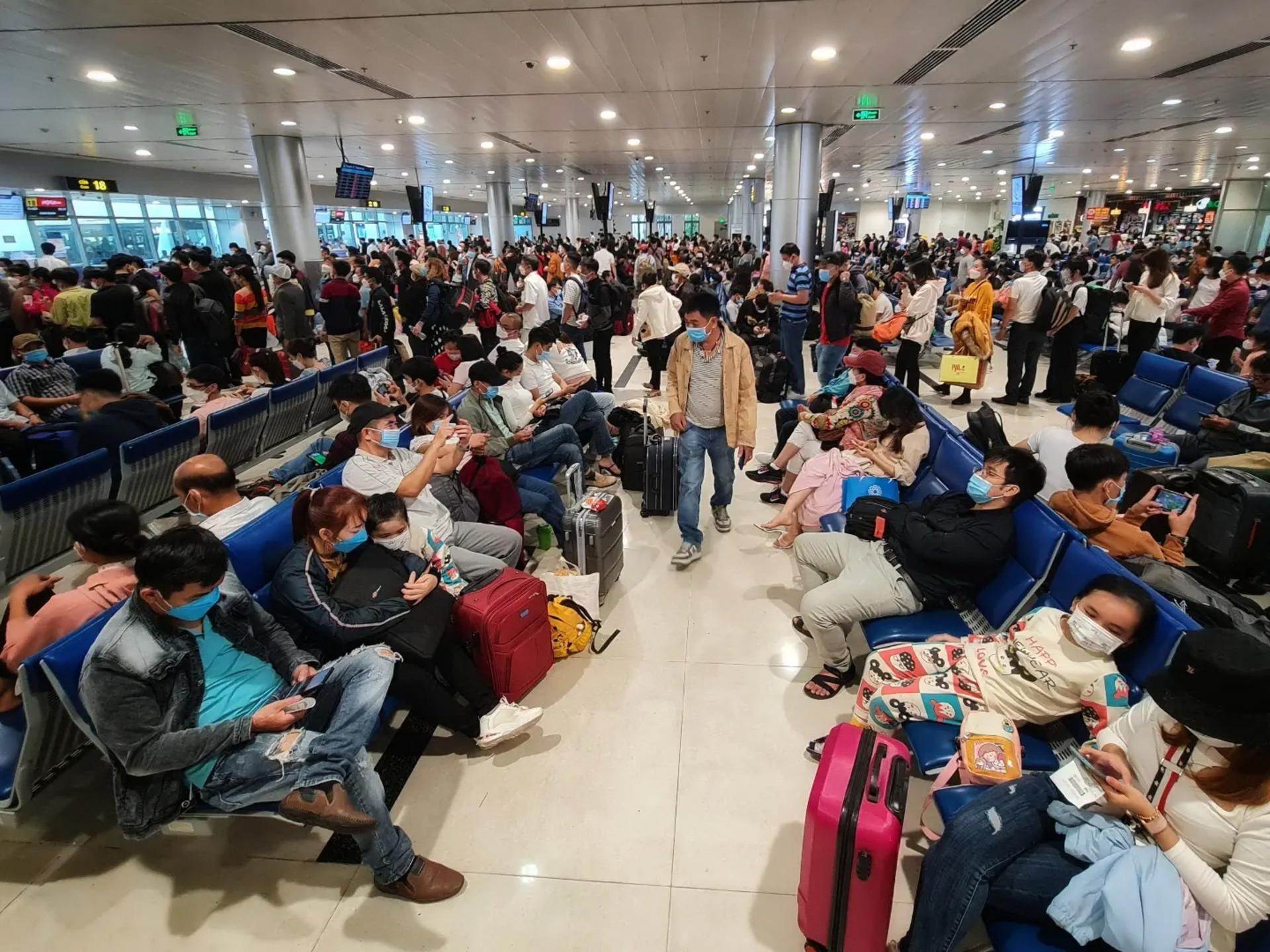 Lượng khách kỷ lục tại sân bay Tân Sơn Nhất trong mùng 1 Tết