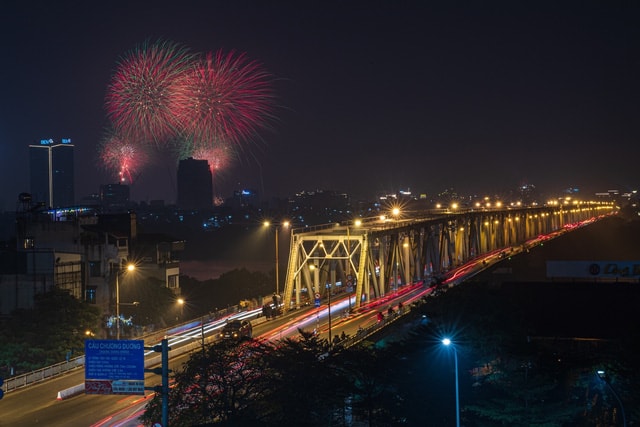 Người dân cả nước hân hoan chào đón năm mới tại các điểm bắn pháo hoa